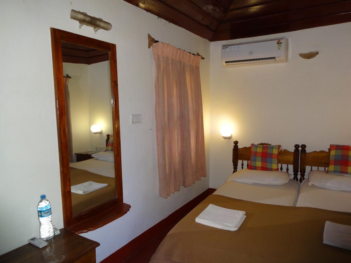 Pozhiyoram Ayurveda Beach Resort Alappuzha Buitenkant foto